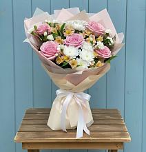 Букет цветов из:  Гвоздики, Орхидеи и Розы в Камбулате