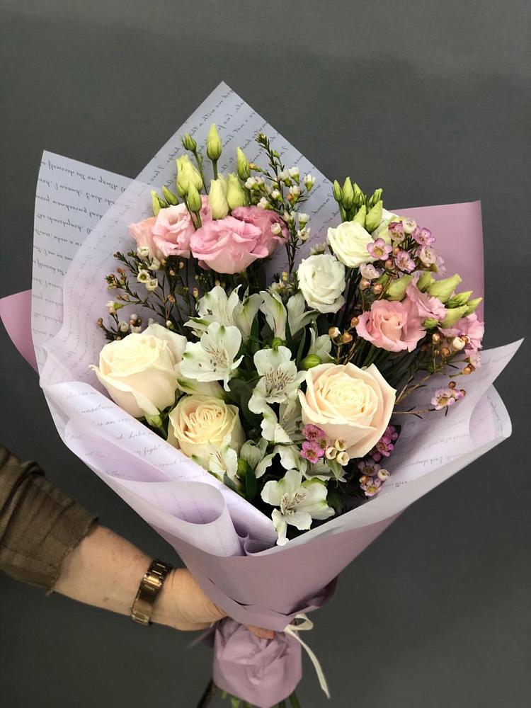 Букет цветов из: Альстромерии, Розы и Лизиантусы в Камбулате