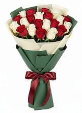 Букет Микс из красных и белых роз в Камбулате