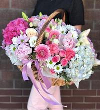 Композиция солнечный день в Камбулате Цветочная композиция из Розы, Хризантемы, Пионы и Лизиантусы в корзине в Камбулате