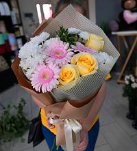 Букет цветов из:  Герберы, Розы и Хризантемы в Камбулате