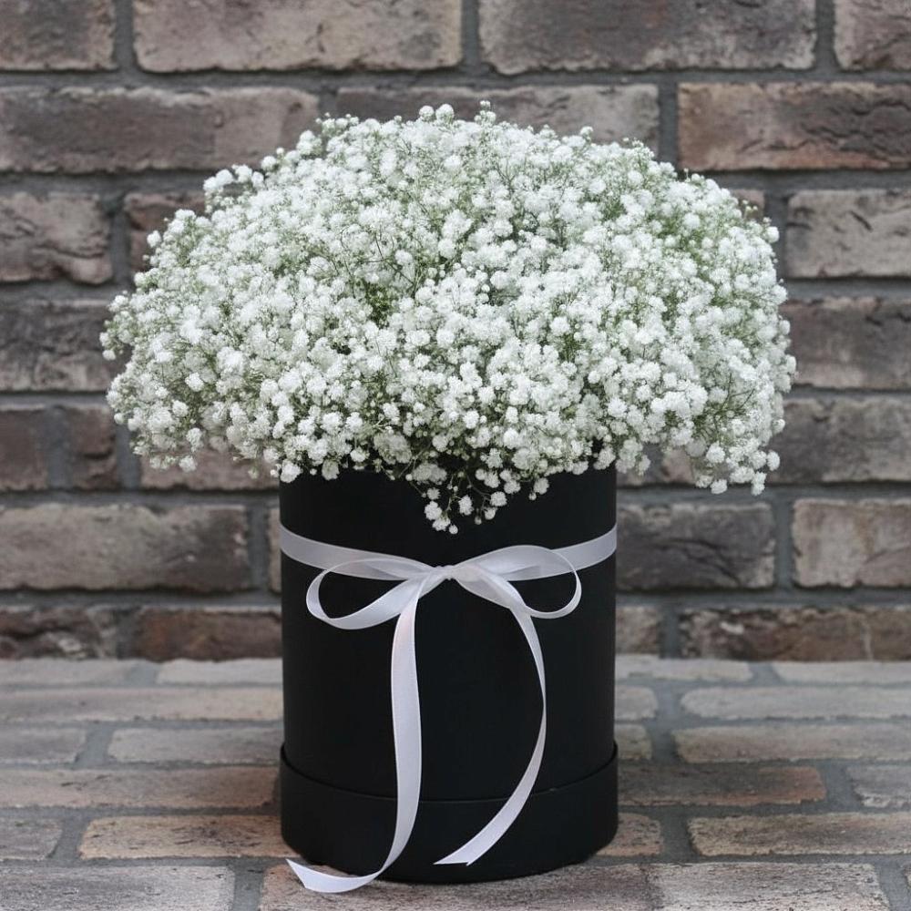 Цветочная композиция из Гипсофила в шляпной коробке в Камбулате