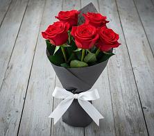 Букет 5 Красных роз Эдлесс Лав в Камбулате