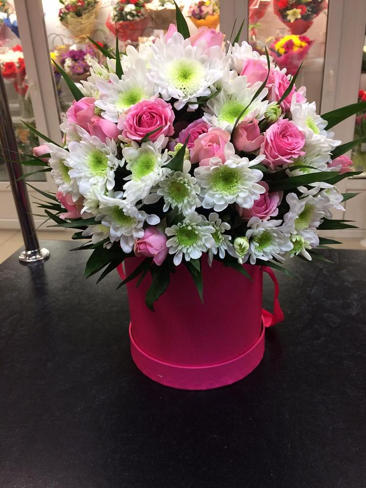 Цветочная композиция из Розы и Хризантемы в шляпной коробке в Камбулате