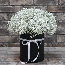 Цветочная композиция из Гипсофила в шляпной коробке в Камбулате