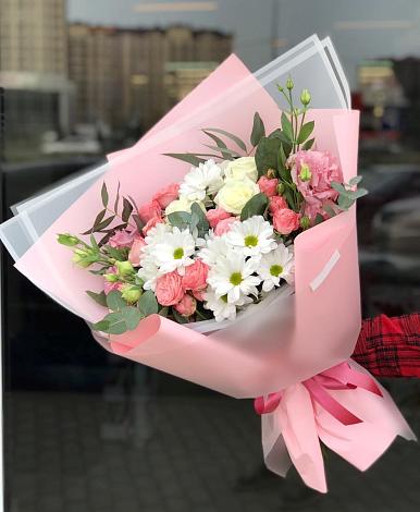 Букет цветов из: Розы, Лизиантусы и Хризантемы в Камбулате